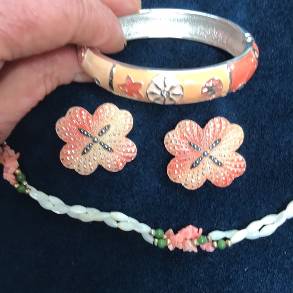 Mother of Pearl Beads, coral & small jade beads Necklace, earrings and bracelet - Picture 5 of 16